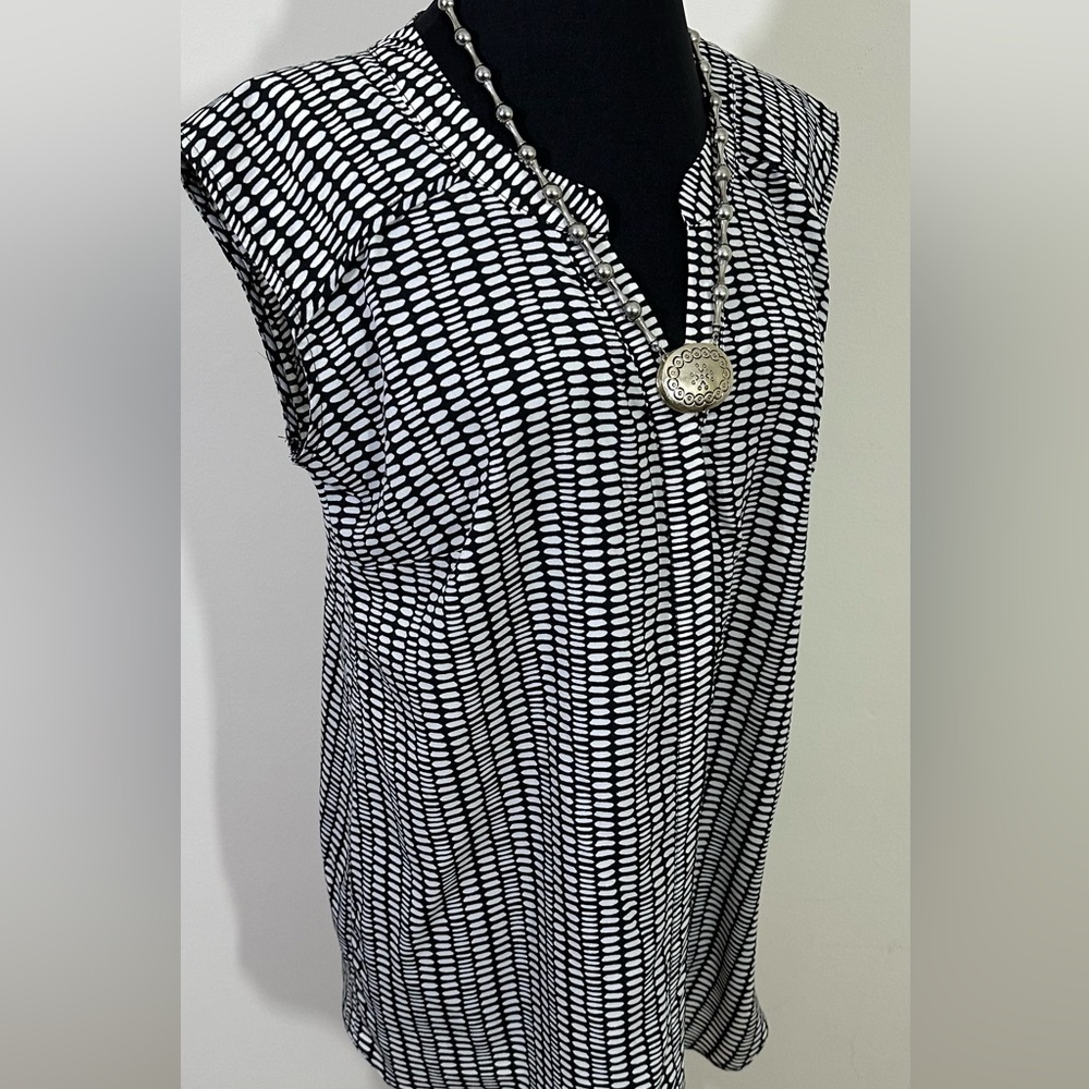 Motherhood Maternity sz sm silky feel in black & white buttons down the front